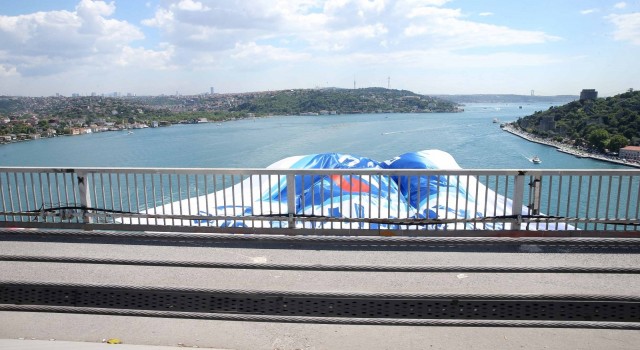 Anadolu Efes bayrakları İstanbul Boğazında