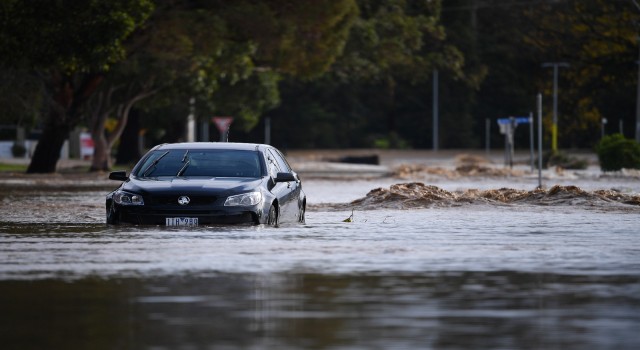 Avustralyayı şiddetli rüzgar ve sel vurdu