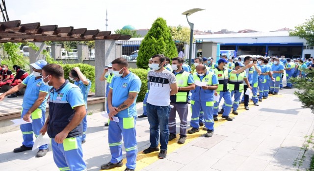 Bahçelievlerde seyyar aşı uygulaması ile sahada çalışan belediye personeli aşı oldu