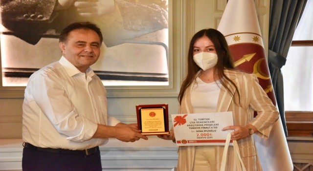 Başkan Şahinden Türkiye 3üncüsü olan öğrenciye hediye çeki