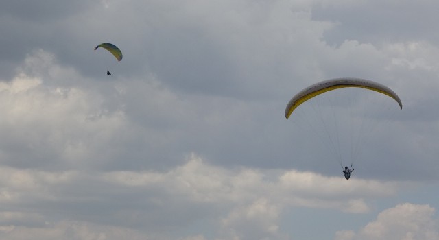 Bingölde bin 800 rakımdan atlayan yamaç paraşütçüleri yarıştı