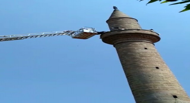 Cami minaresinde mahsur kalan adamı itfaiye kurtardı