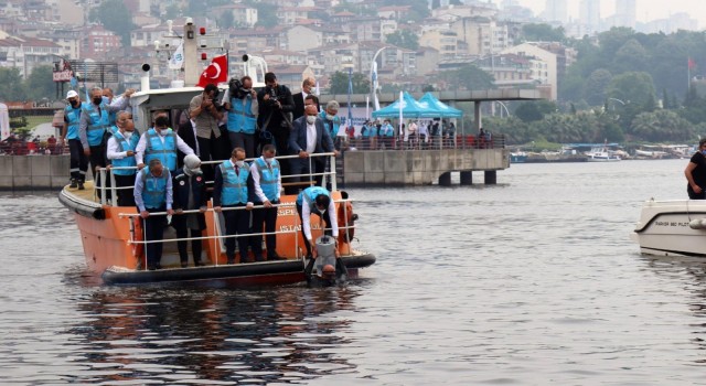 Denizin altına oksijen verecek cihazı bakan Murat Kurum İzmit Körfezine bıraktı