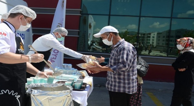 Devlet Hastanesinde aşı kuyruğuna girenlere çorba ikramı yapıldı