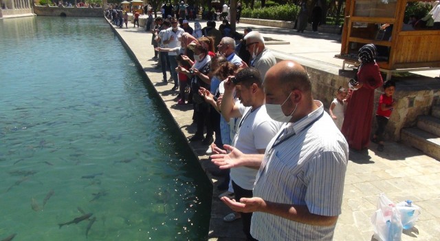 Diyarbakır anneleri için Balıklıgölde dua ettiler