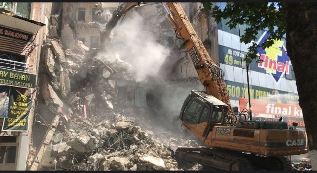 Elazığ depreminde zarar gören bina yıkıldı