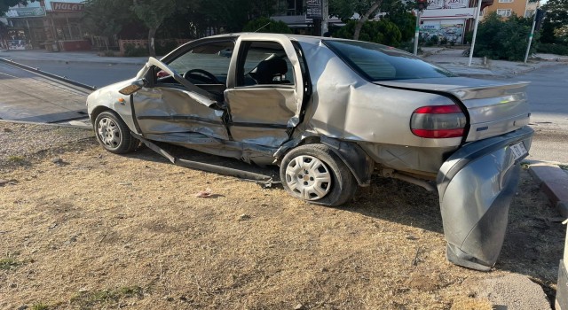 Elazığda otomobil ile hafif ticari araç çarpıştı: 3 yaralı