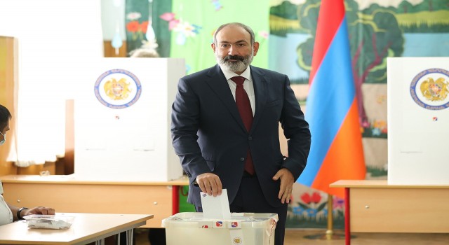Ermenistandaki seçimde Paşinyan ve Koçaryan oylarını kullandı