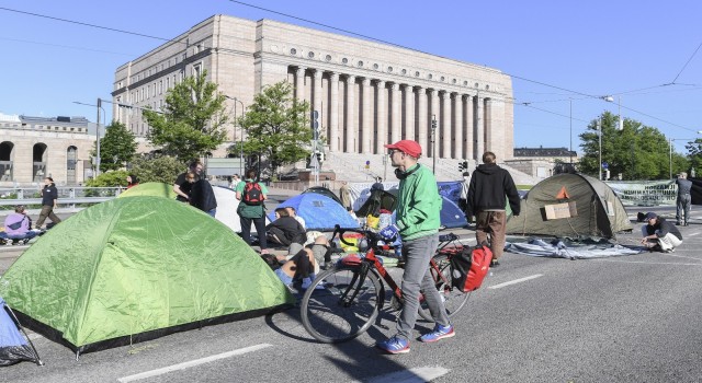 Finlandiyada iklim protestosu: başkentin en işlek caddesi trafiğe kapatıldı