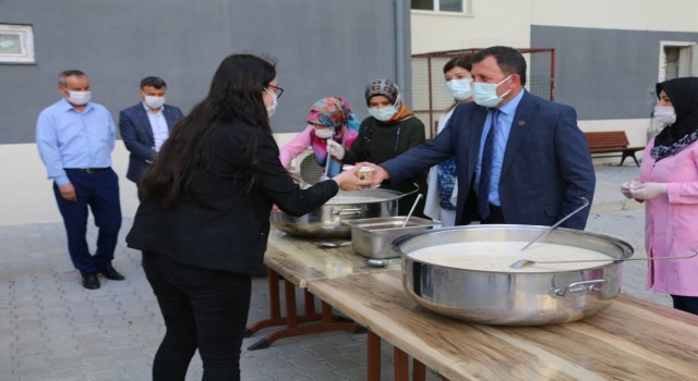 Kabakcı öğrencilere mantı ikram etti