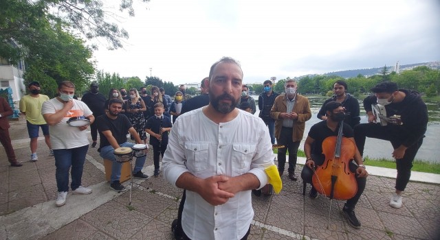 Kocaeli müzisyenler Cumhurbaşkanı Erdoğana şarkı ile seslendi