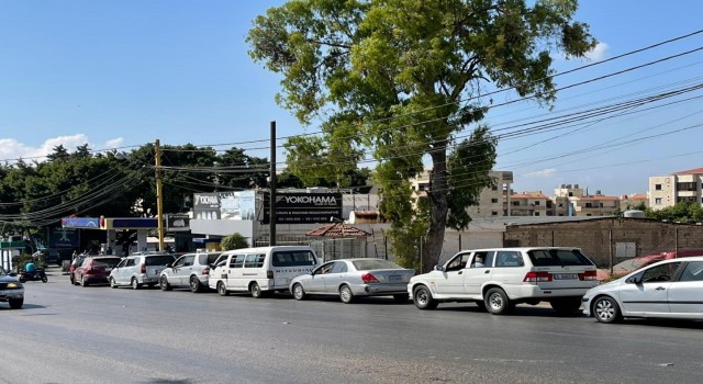 Lübnanda benzin ithal edilemedi, benzin istasyonlarında uzun kuyruklar oluştu