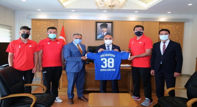 Mehmet Cabbar ve Develi Belediyespor kulübünden Vali Günaydına ziyaret