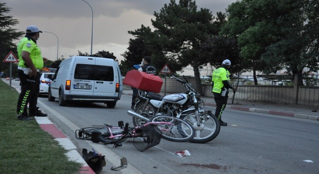 Moto kuryenin çarptığı bisikletli kız çocuğu ağır yaralandı