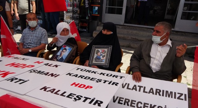 Muşlu annelerin HDP önündeki eylemi sürüyor