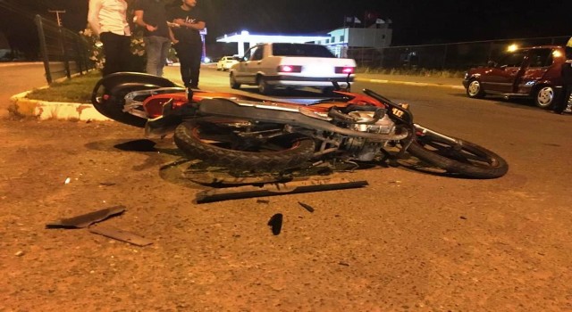 Otomobil ile motosiklet çarpıştı:1i ağır 2 kişi yaralandı