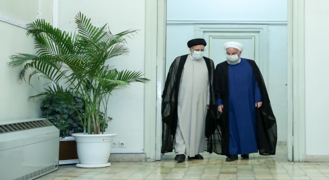 Ruhani, cumhurbaşkanlığı seçiminin galibi Reisiyi makamında ziyaret etti
