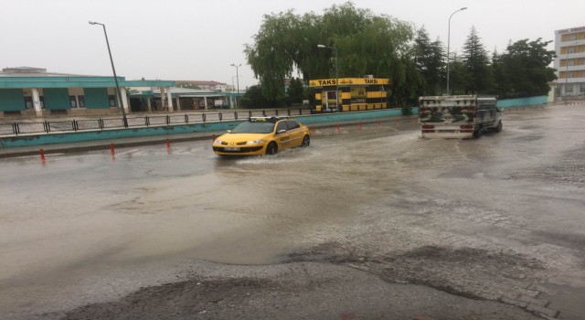 Sağanak yağmurda suyla dolan altgeçitte otomobil mahsur kaldı