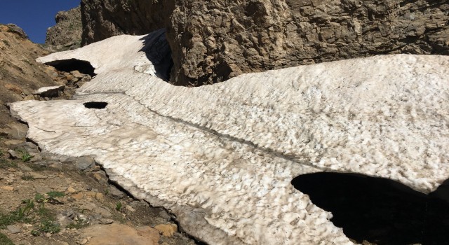 Sıcak havaya rağmen erimeyen kar tünelleri görenleri şaşırtıyor