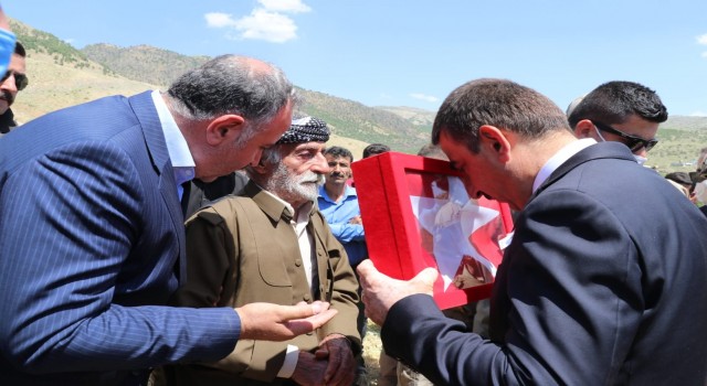 Siirt Valisi Hacıbektaşoğlu, şehit güvenlik korucusu Mehmet Babatın ailesine taziye ziyaretinde bulundu