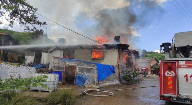Simavda yangın: 2 ev ve 1 samanlık kül oldu