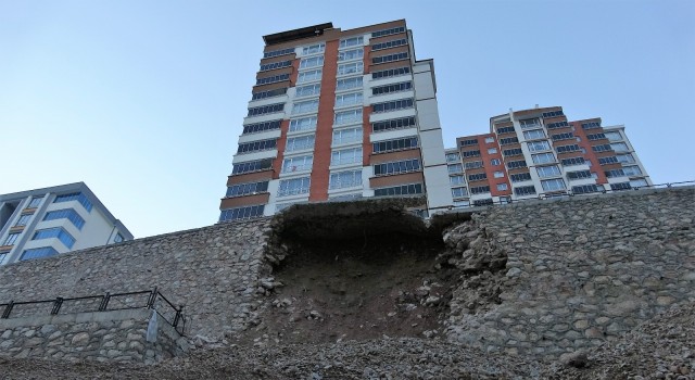 Tokatta 16 katlı binanın istinat duvarı çöktü, vatandaşlar tedirgin