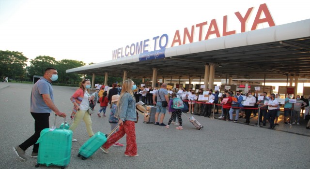 Turizm kenti Antalyaya Rus turist akını başladı