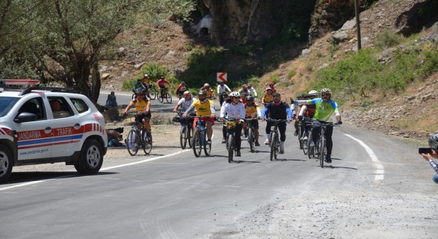 Türkiyenin dört bir tarafından Şırnaka gelen sporcular, huzurun sağlandığı dağlarda bisiklet sürdü