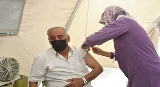 Vanda kurulan stantlarda 240 bin kişi aşı oldu