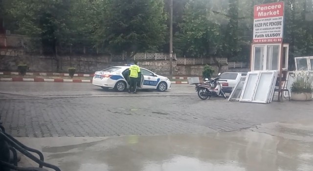 Yağmur altında bekleyen yaşlı adamın yardımına polisler koştu