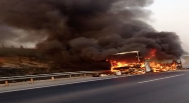 Adanada otoyol üzerinde otobüs alev alev yandı