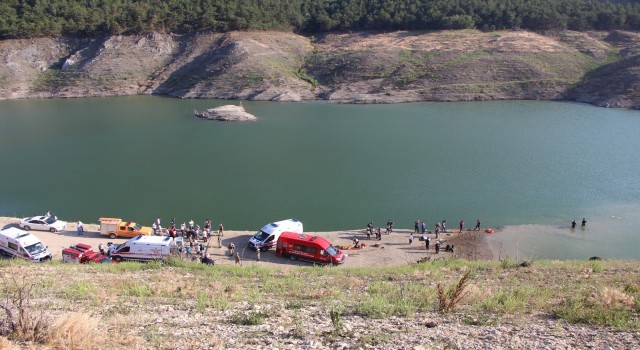 Amasya Suluova Derinöz Barajında serinlemek için suya giren aynı aileden 5 kişi kayboldu.