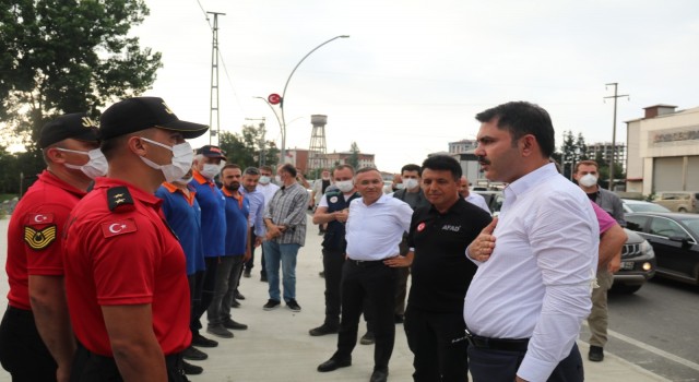 Bakan Kurum, selde kaybolan vatandaşları arayan ekipleri ziyaret etti