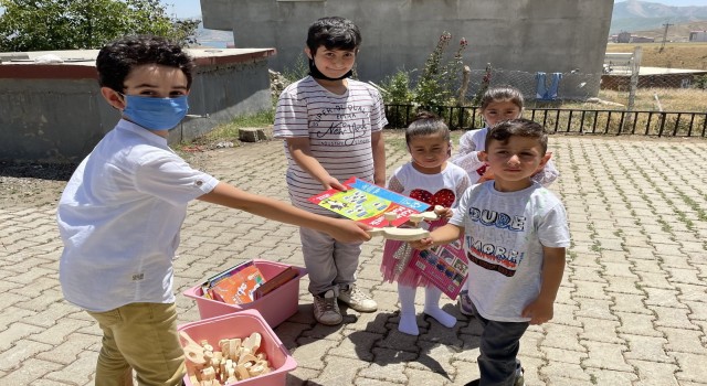 BİLSEM öğrencileri yaptıkları ahşap oyuncakları köy çocuklarına hediye etti