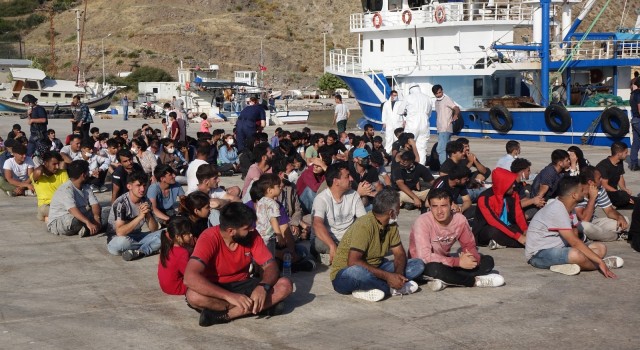 Çanakkalede balıkçı teknesine operasyon: 231 düzensiz göçmen yakalandı