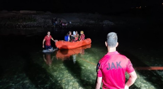 Dicle Nehri kenarında mahsur kalan 21 vatandaşı JAK kurtardı