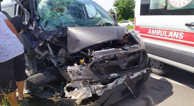 Emniyet şeridinde yolcu indiren minibüse arkadan çarptı: 3 yaralı