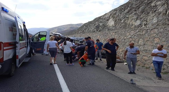 Erzincanda trafik kazası: 2si ağır 4 yaralı