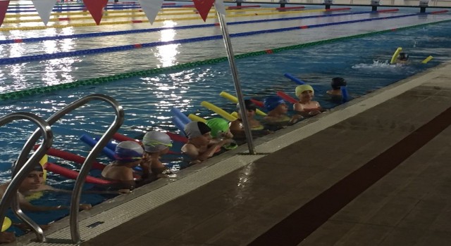 Erzurumda düzenlenen yüzme kursuna yoğun ilgi