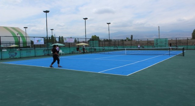 Iğdırda “Kayısı Cup” tenis turnuvası başladı