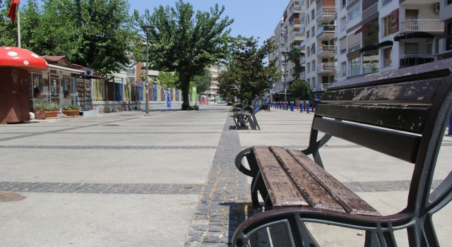İzmirde sahiller doldu, kent merkezi boş kaldı