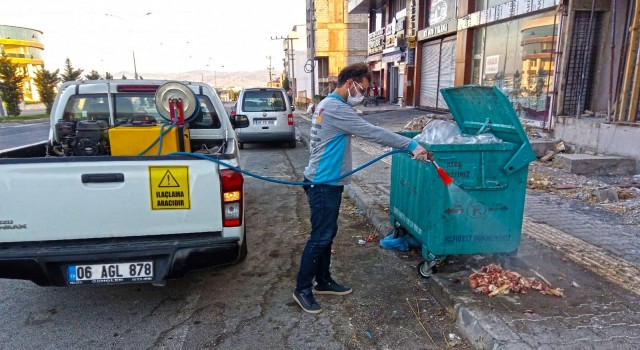 Kahramanmaraşta hayvansal atıkların kaldırılması ve ilaçlama devam ediyor