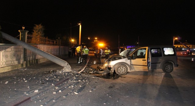Karamanda hafif ticari araç beton elektrik direğini yıktı: 2 yaralı