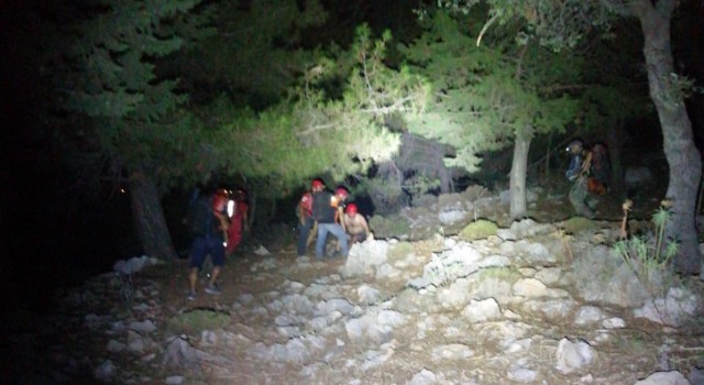 Kayalıklarda mahsur kalan 2 kişi kurtarıldı