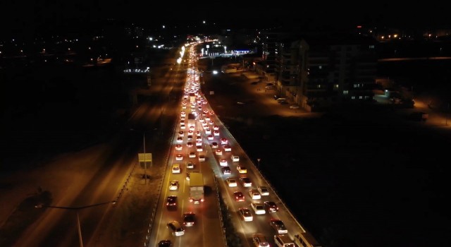 Kilit kavşak Kırıkkalede gece yarısı trafik yoğunluğu: Araç kuyruğu 15 kilometreyi buldu