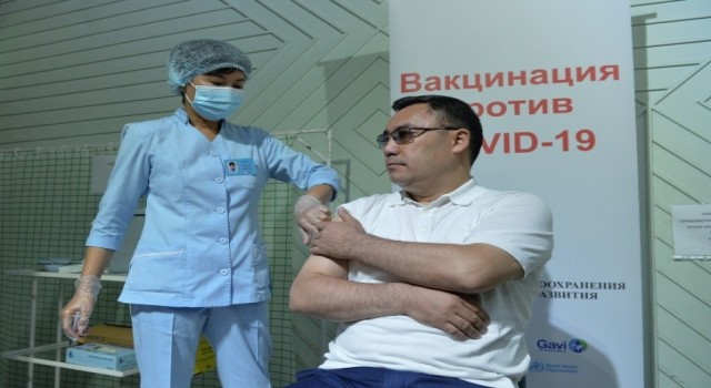 Kırgızistan Cumhurbaşkanı Caparov Covid-19 aşısı oldu