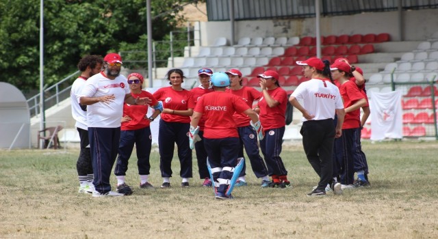 Kriket Milli Takımı, ilk kez katılacağı dünya şampiyonası elemelerine Denizlide hazırlanıyor