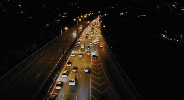 Kurban Bayramı dönüşü TEM Otoyolunda trafik yoğunluğu