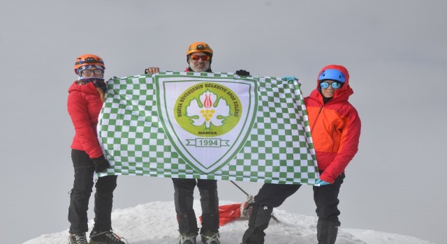 Manisa BBSKlı dağcılar Türkiyenin zirvesine tırmandı