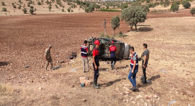 Mardinde otomobil takla attı: 2 asker hayatını kaybetti